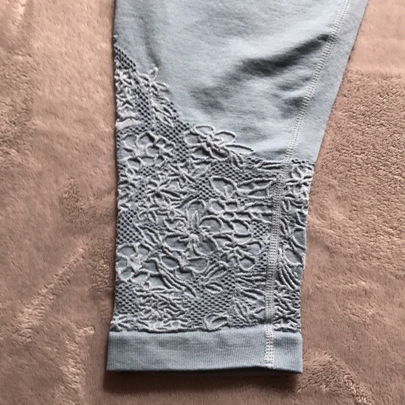 Fabletics Baby Blue Yogi Capris NWOT - Picture 3 of 4